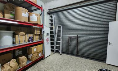 Venta de casa con local y cochera en Wilde