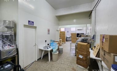 Venta de casa con local y cochera en Wilde