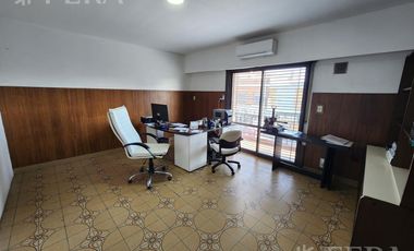 Venta de casa con local y cochera en Wilde