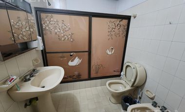 Venta de casa con local y cochera en Wilde