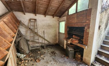 Venta de casa con local y cochera en Wilde