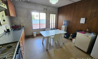 Venta de casa con local y cochera en Wilde