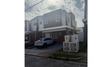 CASA EN ALQUILER EN PH EVEREST – PASEO DEL NORTE