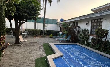Casa en un nivel en zona dorada de Cuernavaca en privada con vigilancia