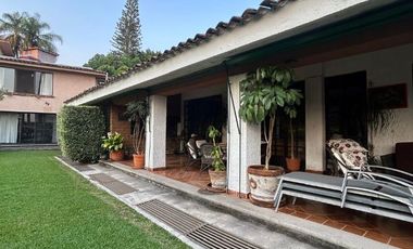 Casa en un nivel en zona dorada de Cuernavaca en privada con vigilancia
