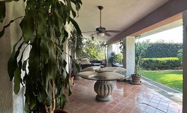 Casa en un nivel en zona dorada de Cuernavaca en privada con vigilancia