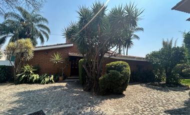 Casa en un nivel en zona dorada de Cuernavaca en privada con vigilancia