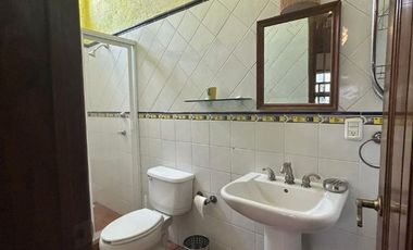 Casa en un nivel en zona dorada de Cuernavaca en privada con vigilancia