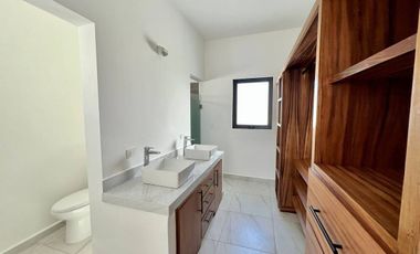 CASA EN VENTA CON ALBERCA, CERCA DEL MALECÓN DE LA PAZ BCS