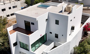 CASA EN VENTA CON ALBERCA, CERCA DEL MALECÓN DE LA PAZ BCS