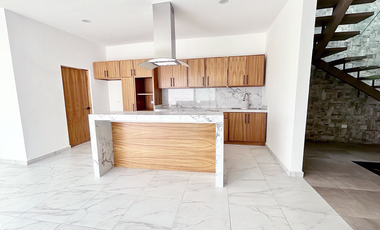 CASA EN VENTA CON ALBERCA, CERCA DEL MALECÓN DE LA PAZ BCS