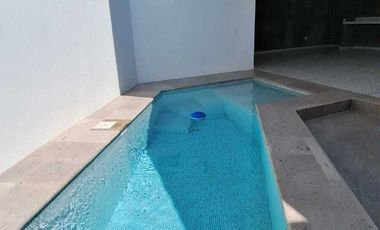 CASA EN VENTA CON ALBERCA, CERCA DEL MALECÓN DE LA PAZ BCS