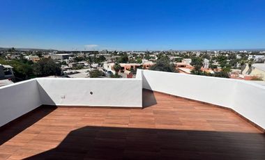 CASA EN VENTA CON ALBERCA, CERCA DEL MALECÓN DE LA PAZ BCS