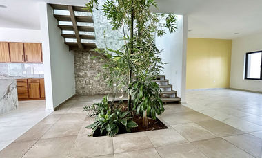 CASA EN VENTA CON ALBERCA, CERCA DEL MALECÓN DE LA PAZ BCS