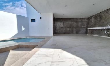 CASA EN VENTA CON ALBERCA, CERCA DEL MALECÓN DE LA PAZ BCS