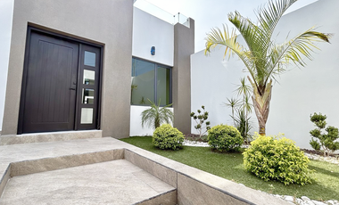 CASA EN VENTA CON ALBERCA, CERCA DEL MALECÓN DE LA PAZ BCS