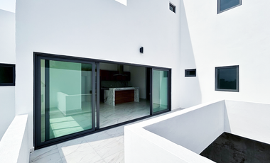 CASA EN VENTA CON ALBERCA, CERCA DEL MALECÓN DE LA PAZ BCS