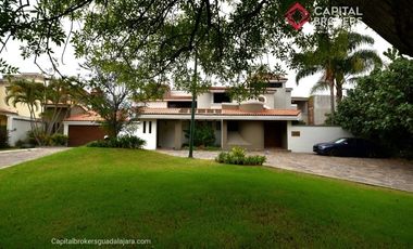 Casa en Venta en El Palomar Ideal para Remodelar Ubicación de Lujo
