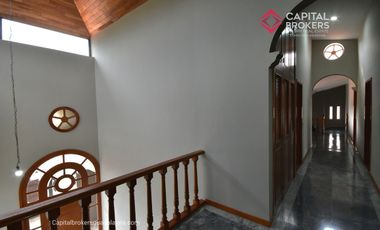 Casa en Venta en El Palomar Ideal para Remodelar Ubicación de Lujo