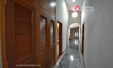 Casa en Venta en El Palomar Ideal para Remodelar Ubicación de Lujo