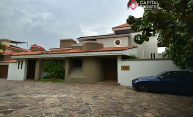 Casa en Venta en El Palomar Ideal para Remodelar Ubicación de Lujo