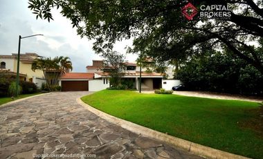 Casa en Venta en El Palomar Ideal para Remodelar Ubicación de Lujo