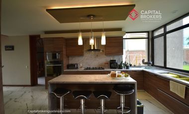 Casa en Venta en El Palomar Ideal para Remodelar Ubicación de Lujo