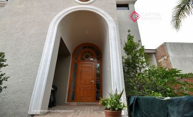 Casa en Venta en El Palomar Ideal para Remodelar Ubicación de Lujo