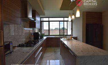 Casa en Venta en El Palomar Ideal para Remodelar Ubicación de Lujo