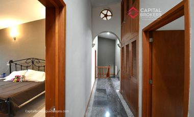 Casa en Venta en El Palomar Ideal para Remodelar Ubicación de Lujo