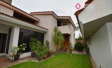 Casa en Venta en El Palomar Ideal para Remodelar Ubicación de Lujo