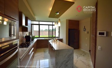 Casa en Venta en El Palomar Ideal para Remodelar Ubicación de Lujo