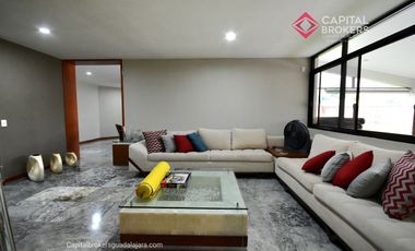 Casa en Venta en El Palomar Ideal para Remodelar Ubicación de Lujo