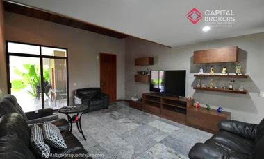 Casa en Venta en El Palomar Ideal para Remodelar Ubicación de Lujo