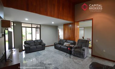 Casa en Venta en El Palomar Ideal para Remodelar Ubicación de Lujo