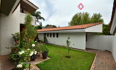 Casa en Venta en El Palomar Ideal para Remodelar Ubicación de Lujo