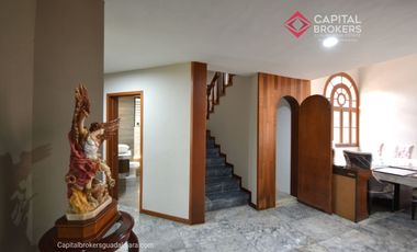 Casa en Venta en El Palomar Ideal para Remodelar Ubicación de Lujo