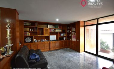 Casa en Venta en El Palomar Ideal para Remodelar Ubicación de Lujo