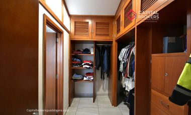 Casa en Venta en El Palomar Ideal para Remodelar Ubicación de Lujo