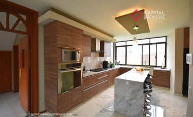 Casa en Venta en El Palomar Ideal para Remodelar Ubicación de Lujo