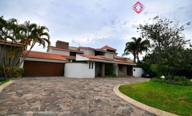 Casa en Venta en El Palomar Ideal para Remodelar Ubicación de Lujo