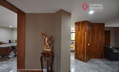 Casa en Venta en El Palomar Ideal para Remodelar Ubicación de Lujo