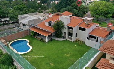 Casa en Venta en El Palomar Ideal para Remodelar Ubicación de Lujo