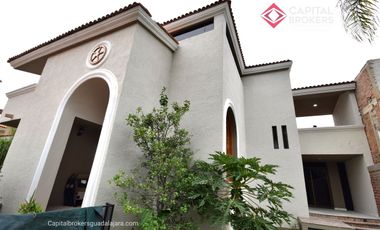 Casa en Venta en El Palomar Ideal para Remodelar Ubicación de Lujo