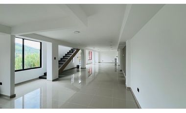 SE ALQUILA ESPECTACULAR CASA COMERCIAL AVENIDA 30 DE AGOSTO PEREIRA