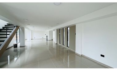 SE ALQUILA ESPECTACULAR CASA COMERCIAL AVENIDA 30 DE AGOSTO PEREIRA