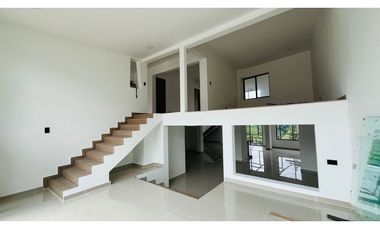 SE ALQUILA ESPECTACULAR CASA COMERCIAL AVENIDA 30 DE AGOSTO PEREIRA