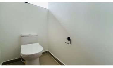 SE ALQUILA ESPECTACULAR CASA COMERCIAL AVENIDA 30 DE AGOSTO PEREIRA