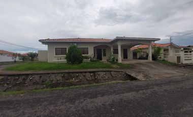 Venta de Casa en Penonomé, Urb.Paseo del Río