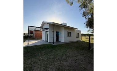 VENTA -CASA 2 DORMITORIOS - COLONIA CAROYA